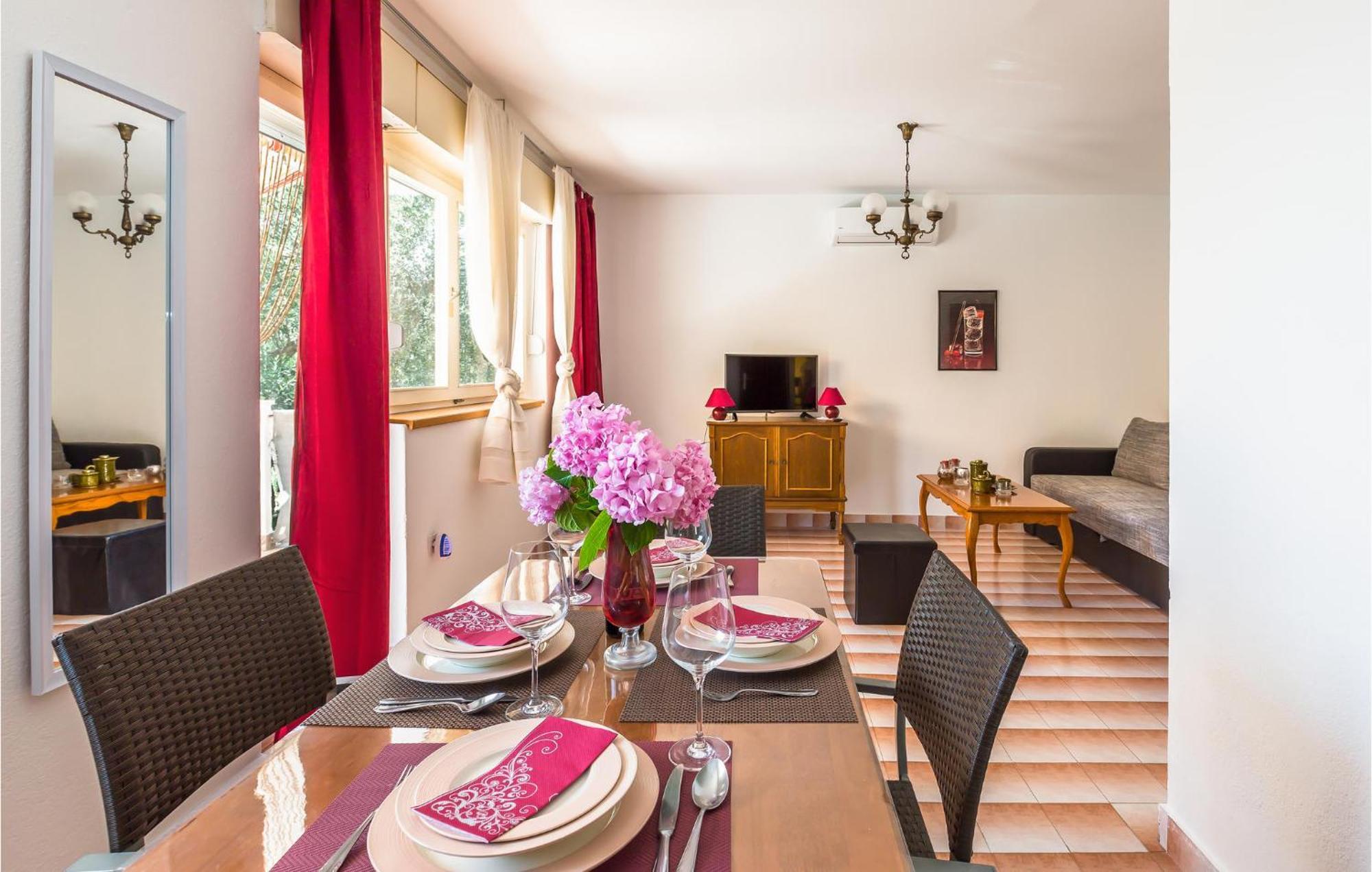 Nice Apartment In Tucepi With Wifi Екстер'єр фото